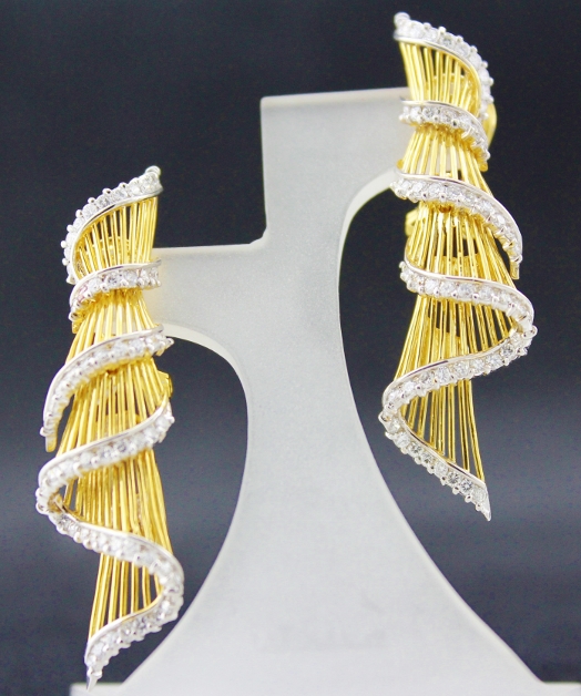 (image for) A 18K YELLOW GOLD DIAMOND EARSTUD